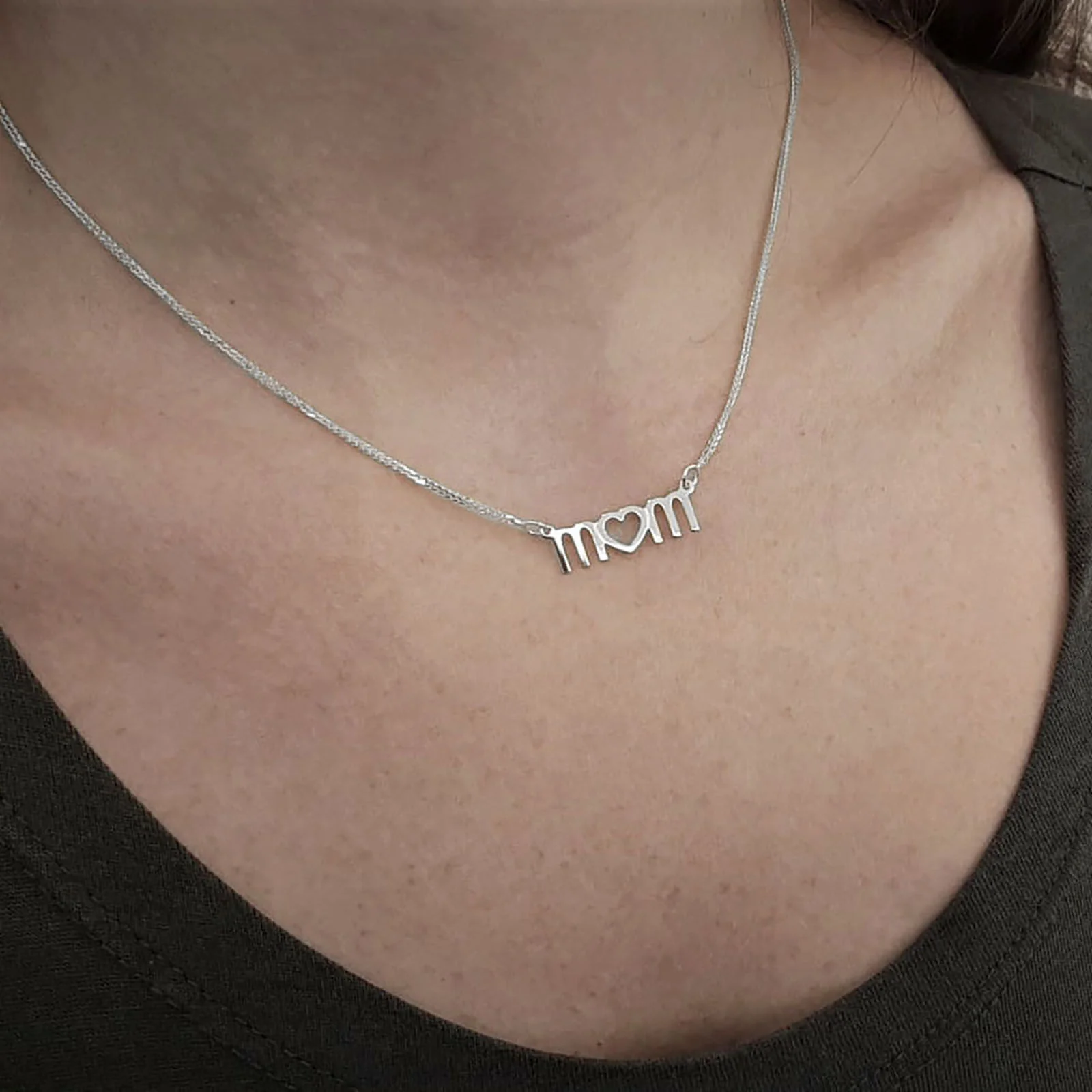 שרשרת mom בעיצוב אישי מזהב לבן 14 קראט - לב - Image 2
